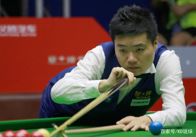 他身着一套 他身着一套